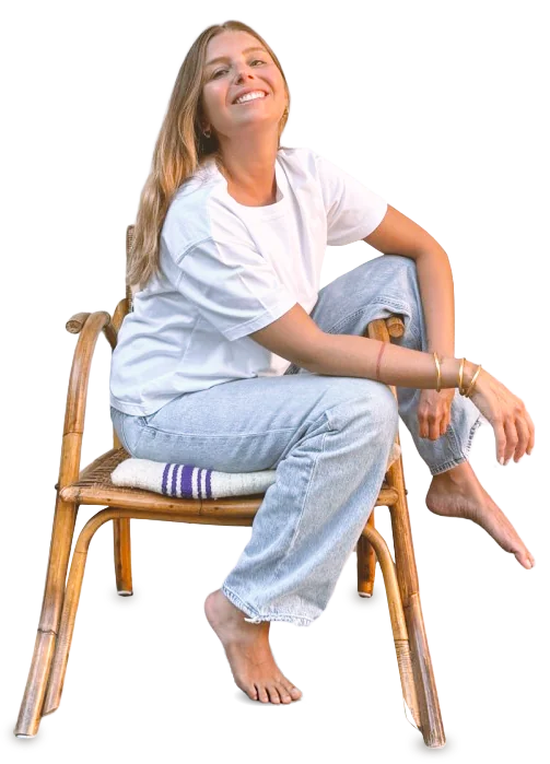 Anna-Sofia Evens, coach en sexothérapie et thérapie de couple, assise avec sérénité
