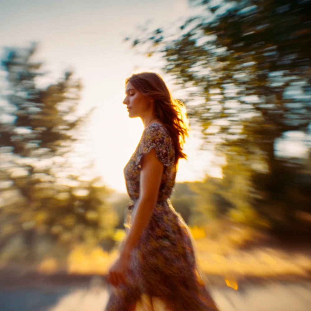 Femme épanouie marchant dans la nature au coucher du soleil